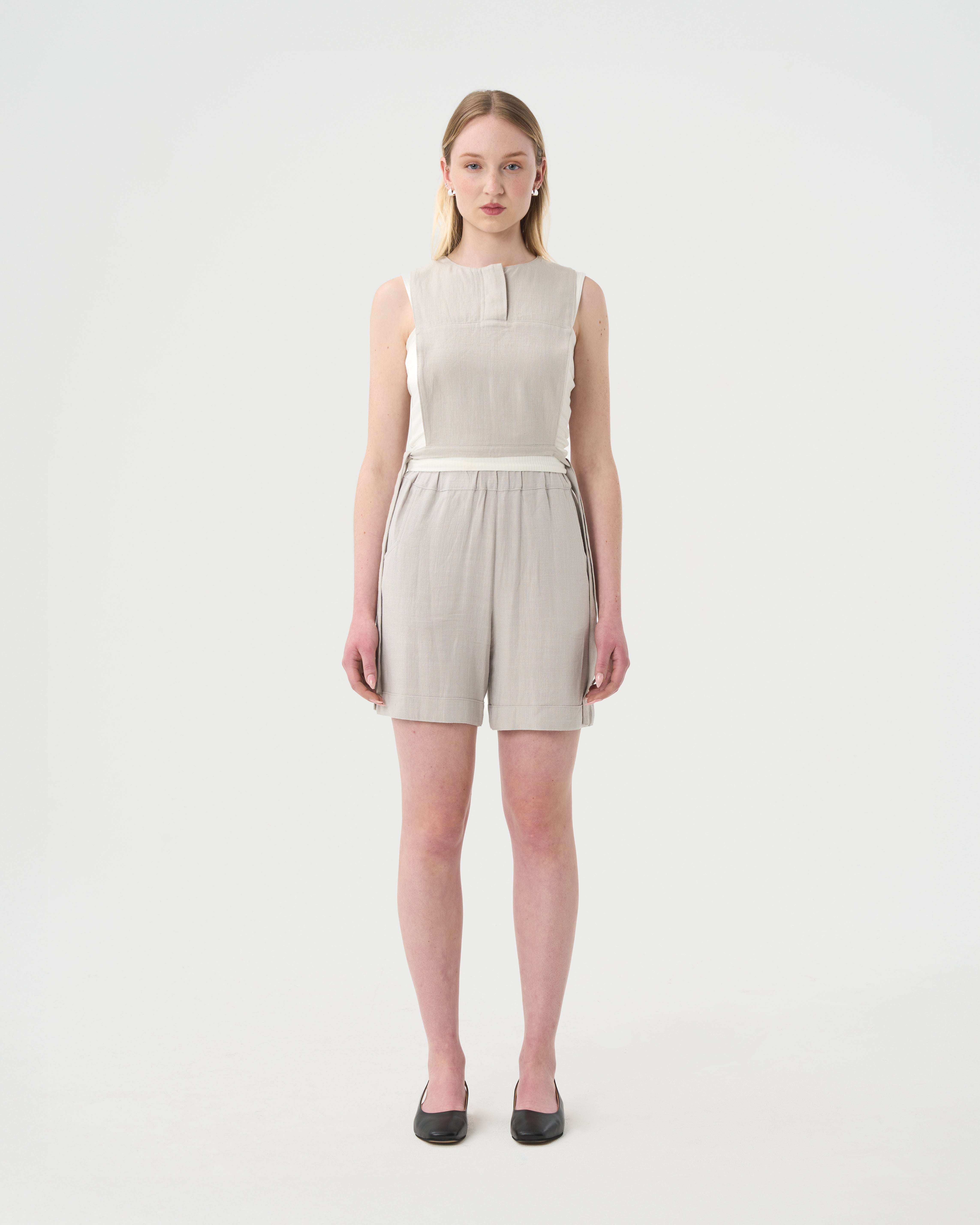 VALERIE . Bermuda en lin gris pâle pour femme. Look complet. 