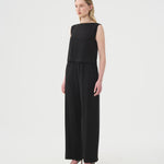 Pantalon ample et camisole en lin noir pour femme. Look chic en lin pour femme. 