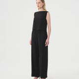 Pantalon ample et camisole en lin noir pour femme. Look chic en lin pour femme. 