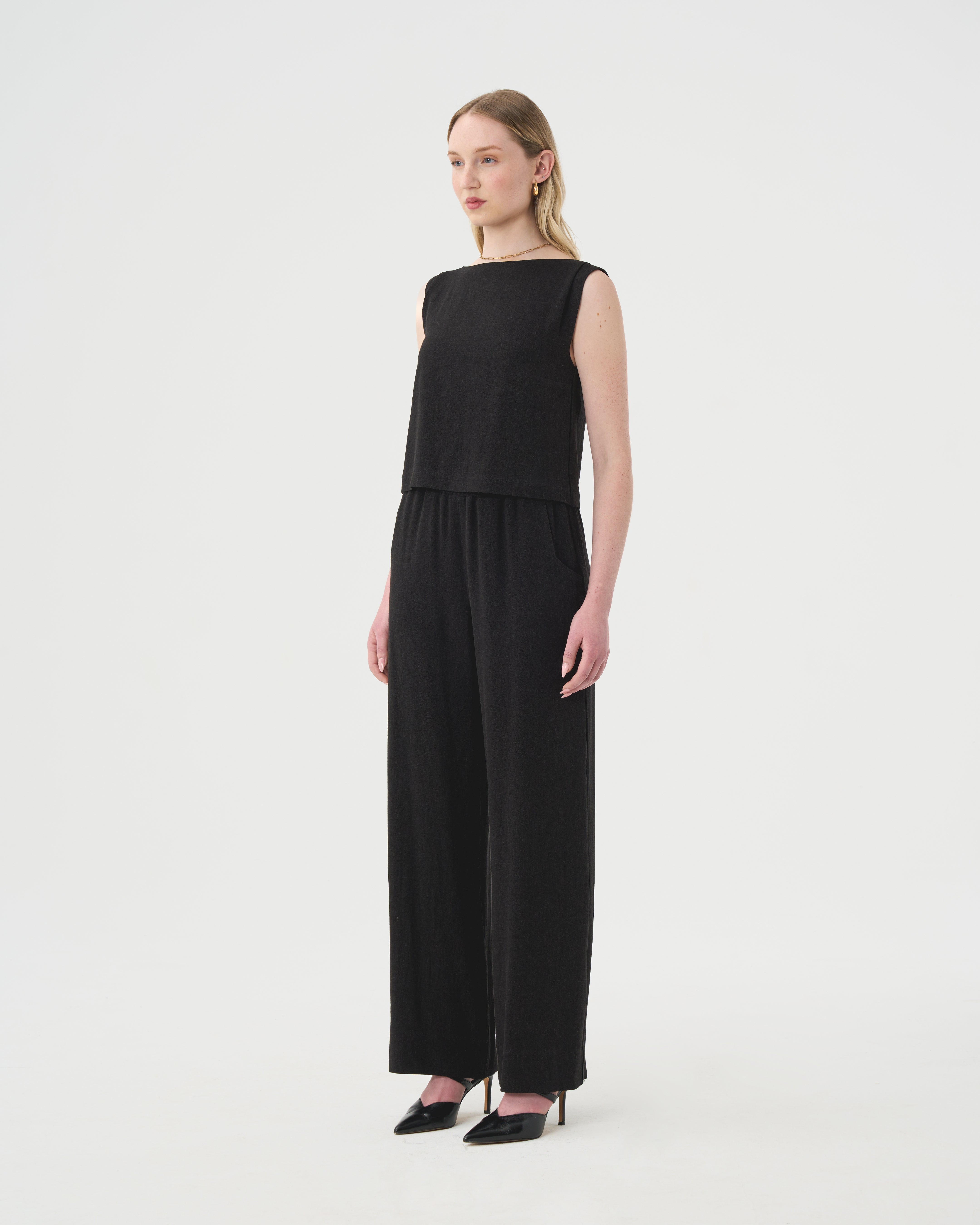 Pantalon ample et camisole en lin noir pour femme. Look chic en lin pour femme. 