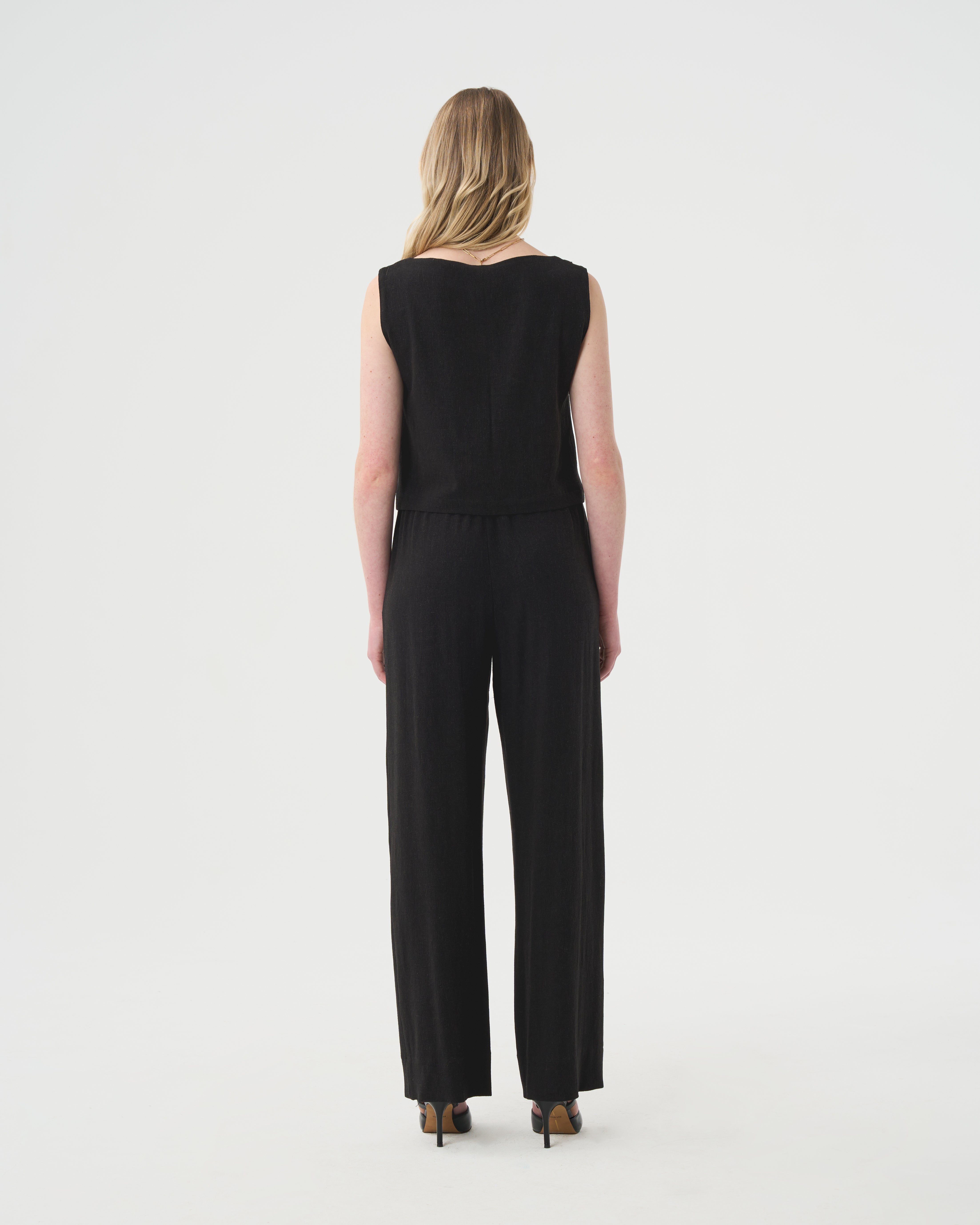 Pantalon et camisole en lin noir pour femme. 