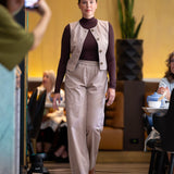 Veste sans manche assortie au pantalon beige. 