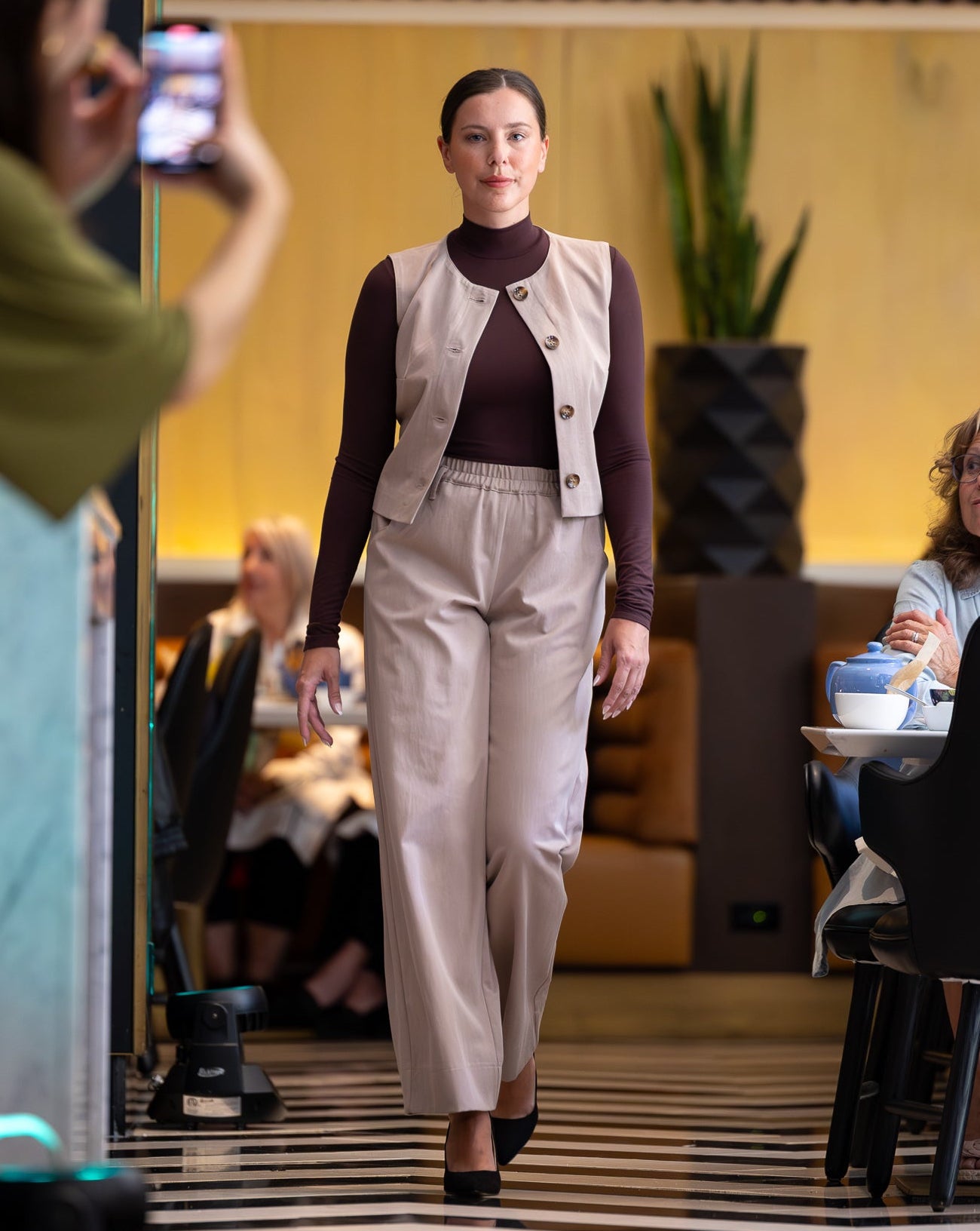 Veste sans manche assortie au pantalon beige. 