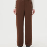 Pantalon brun large à taille élastique 
pour femme. Devant. 