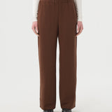 Pantalon brun large à taille élastique 
pour femme. Devant. 