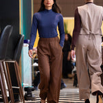 Turtleneck en rayonne de bambou bleu denim et pantalon brun. 