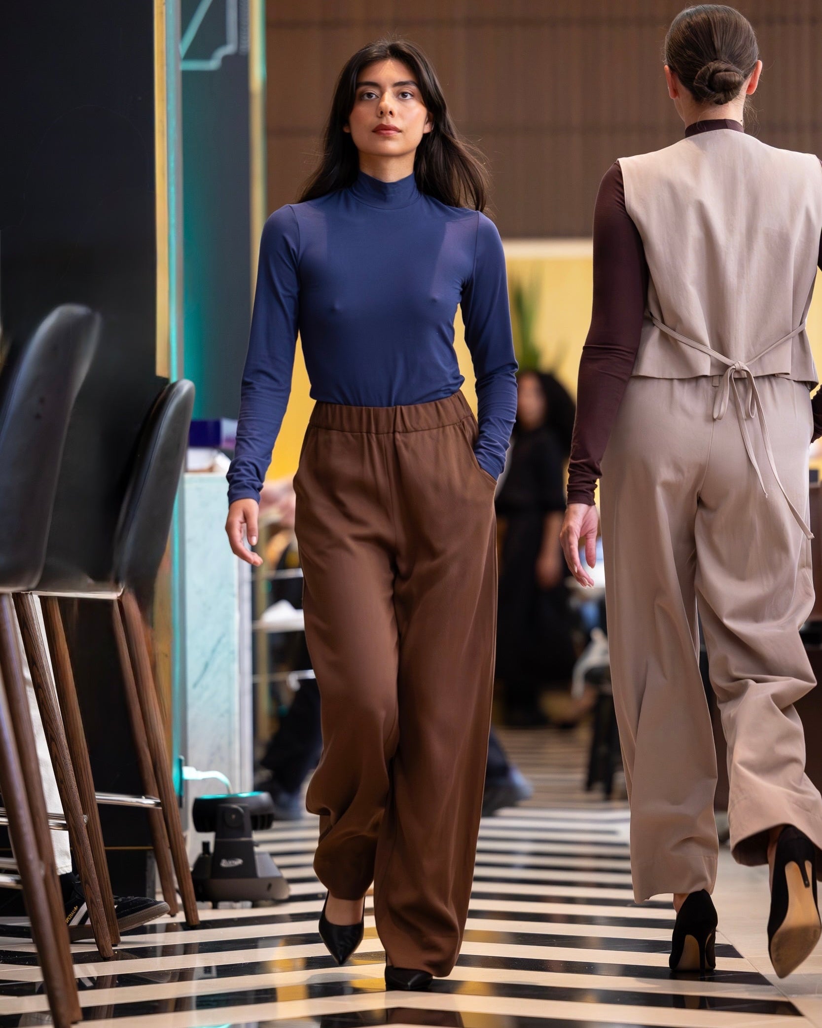 Turtleneck en rayonne de bambou bleu denim et pantalon brun. 