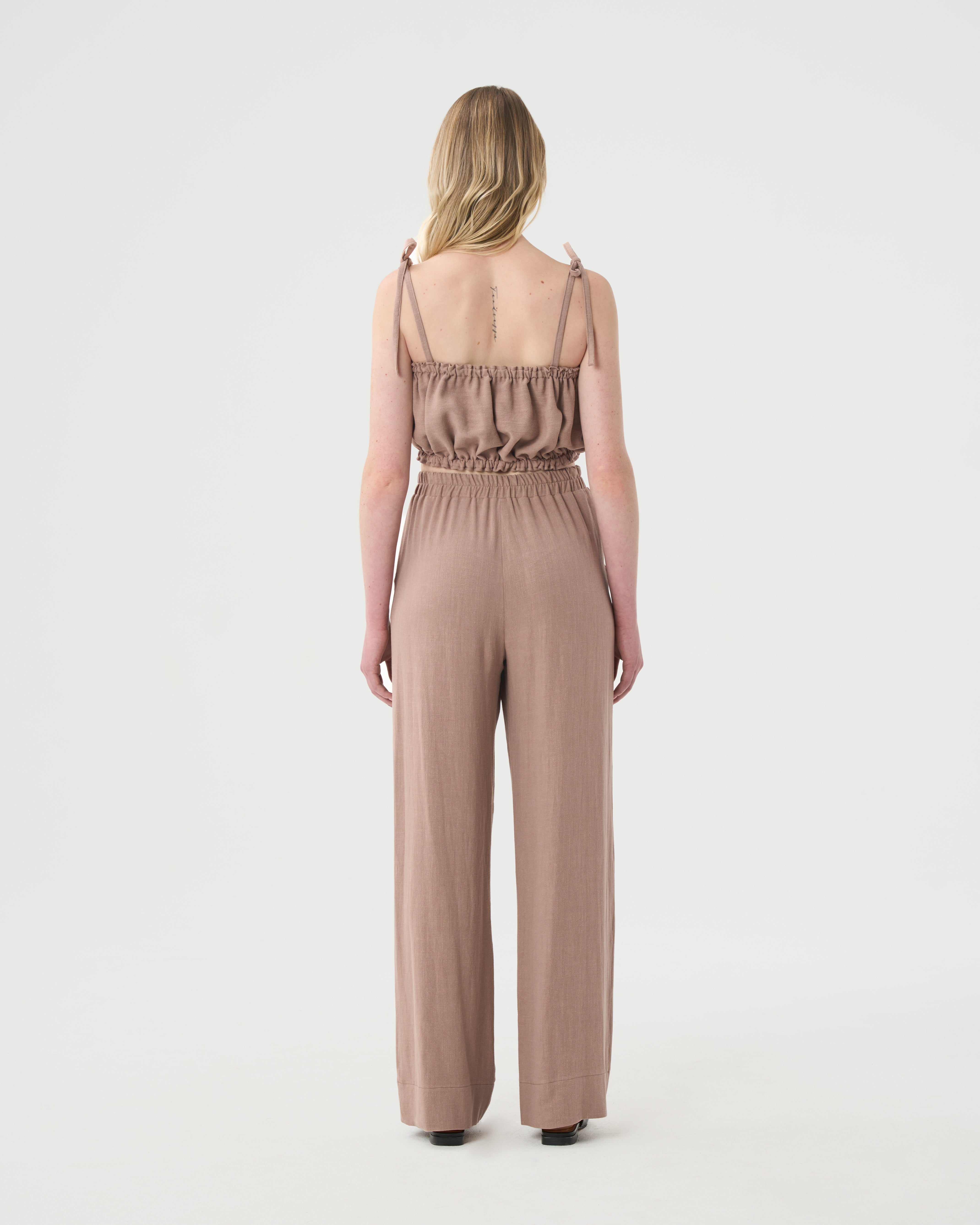 Pantalon et camisole en lin pour femme. 
