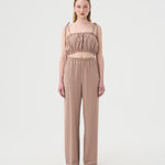 Pantalon et camisole en lin taupe naturel pour femme. Look de voyage pour femme. Ensemble en lin pour femme. 
