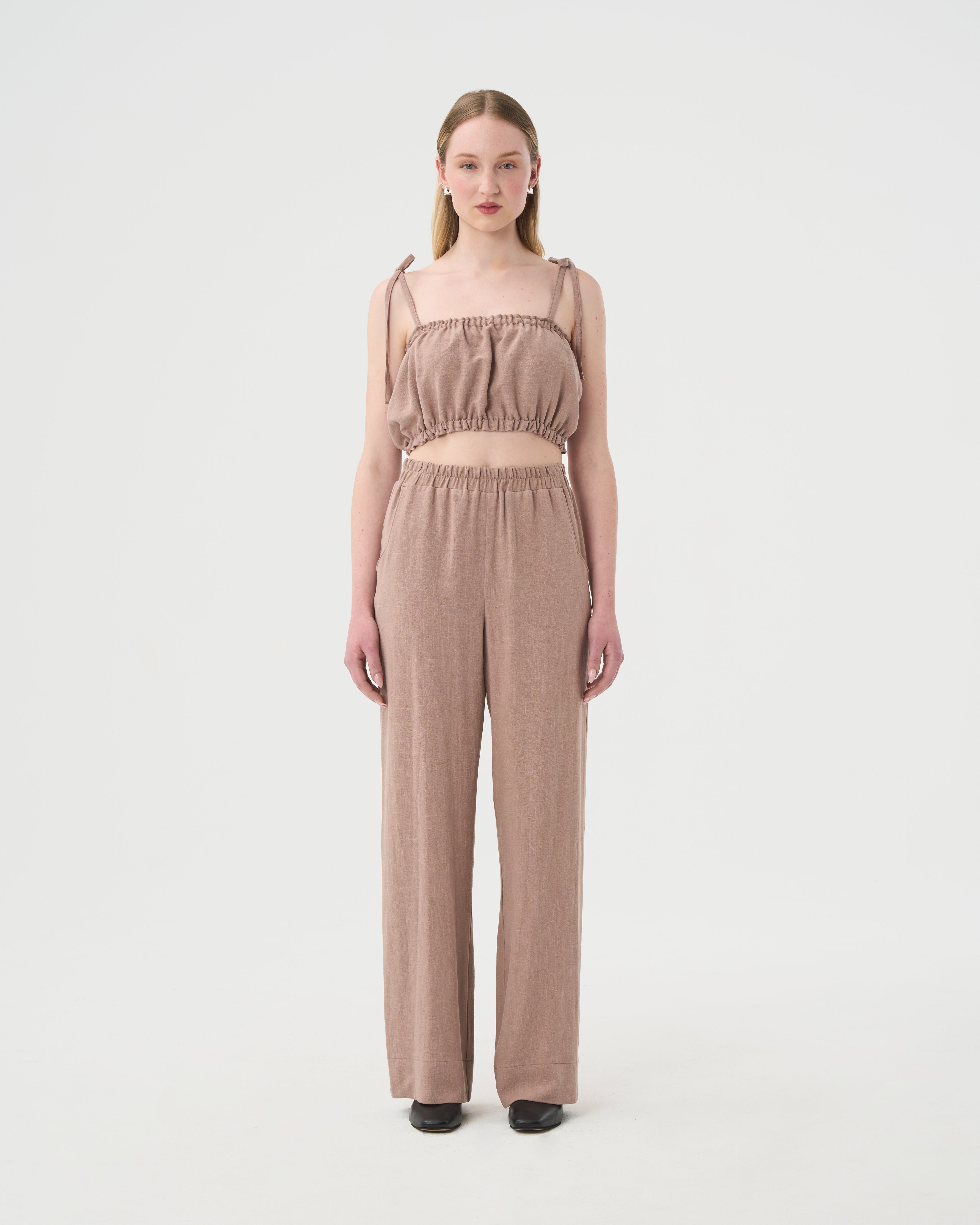 Pantalon et camisole en lin taupe naturel pour femme. Look de voyage pour femme. Ensemble en lin pour femme. 