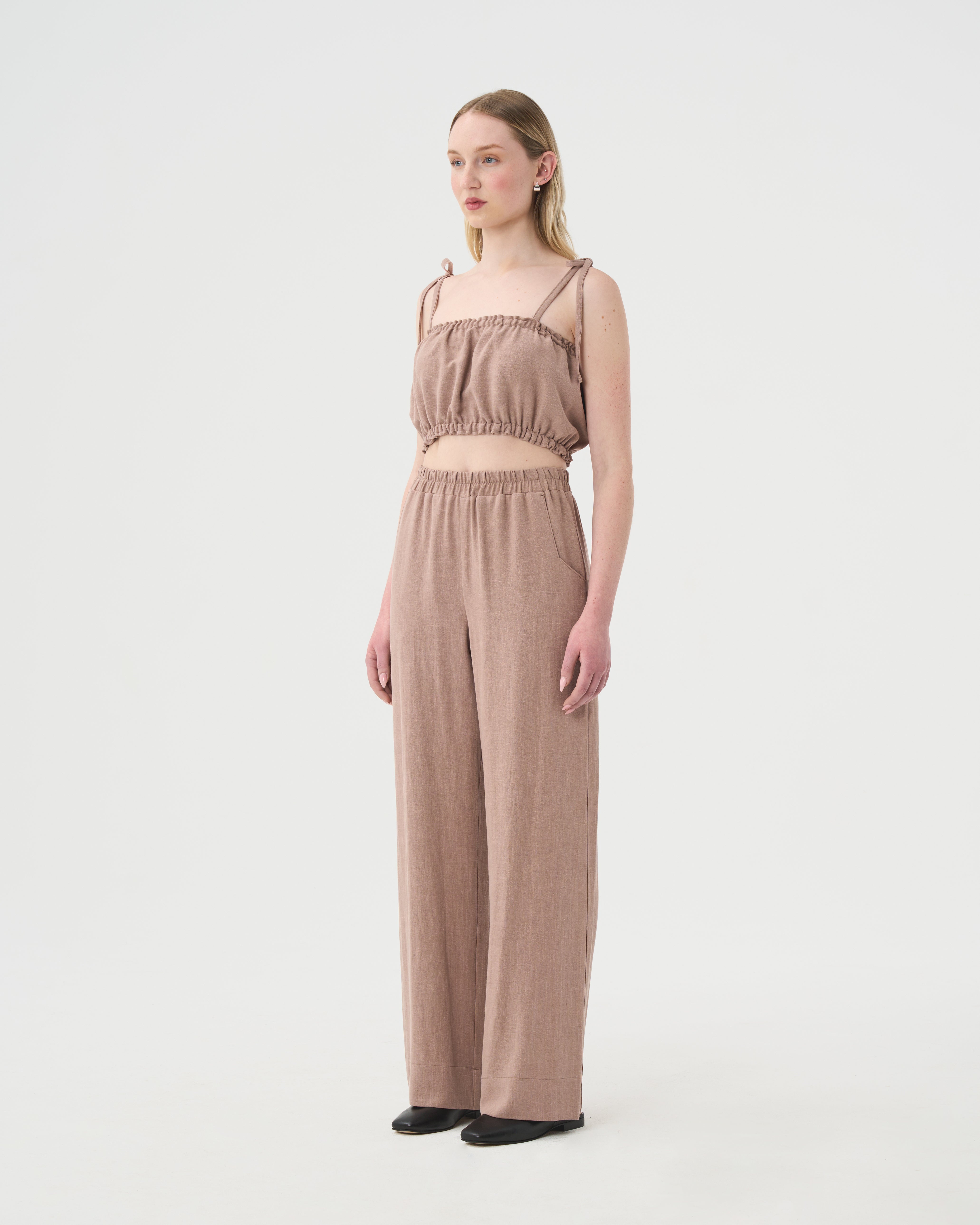 Pantalon et camisole en lin pour femme. Look de voyage pour femme. Ensemble estival pour femme. 