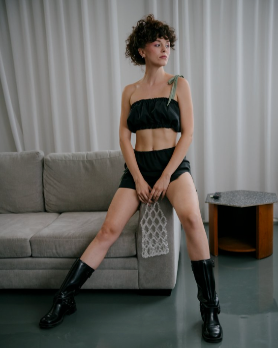 Ensemble noir et sauge en tencel pour femme. 
Credit : SeanMundy_9