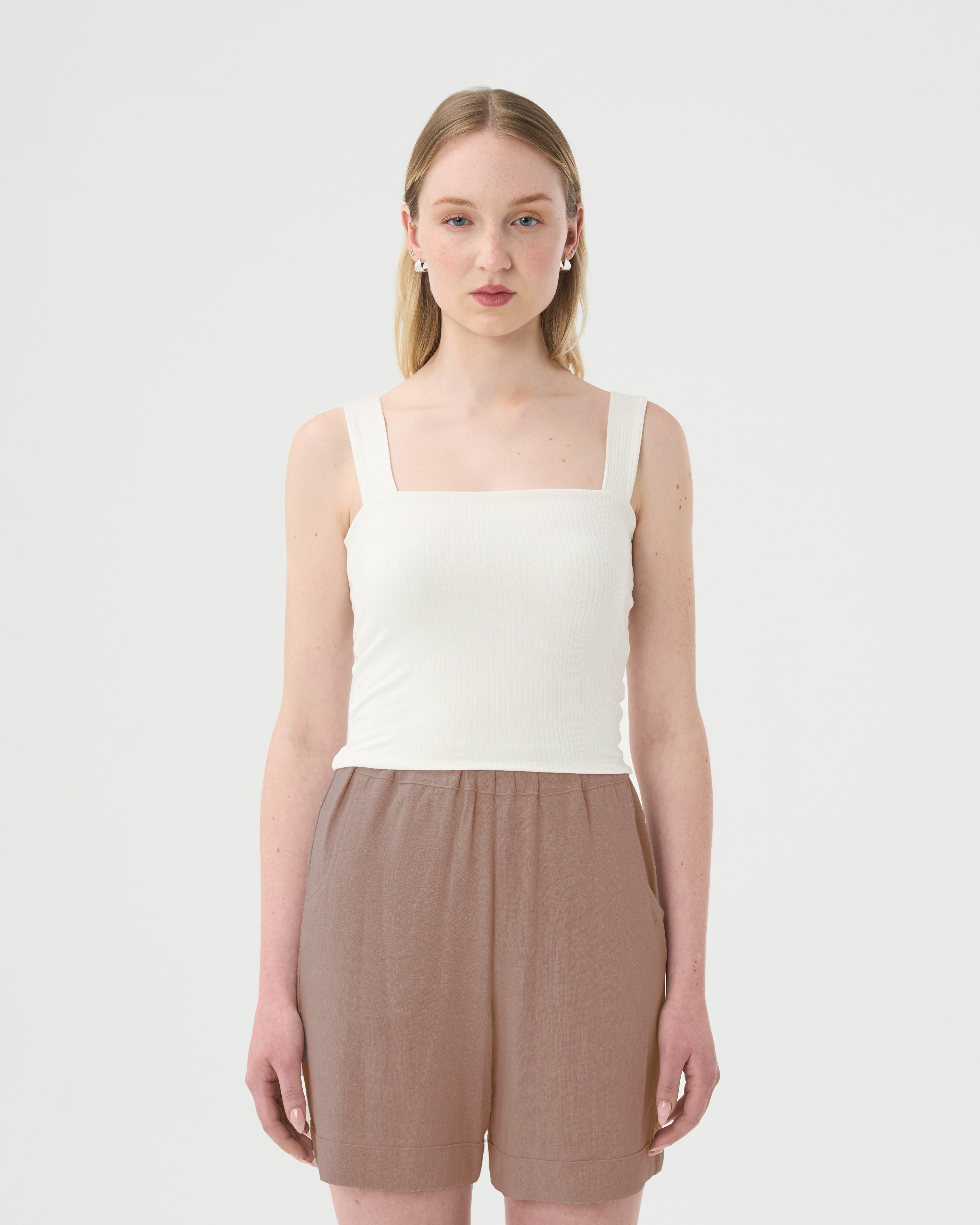 Bermuda en lin taupe pour femme. 