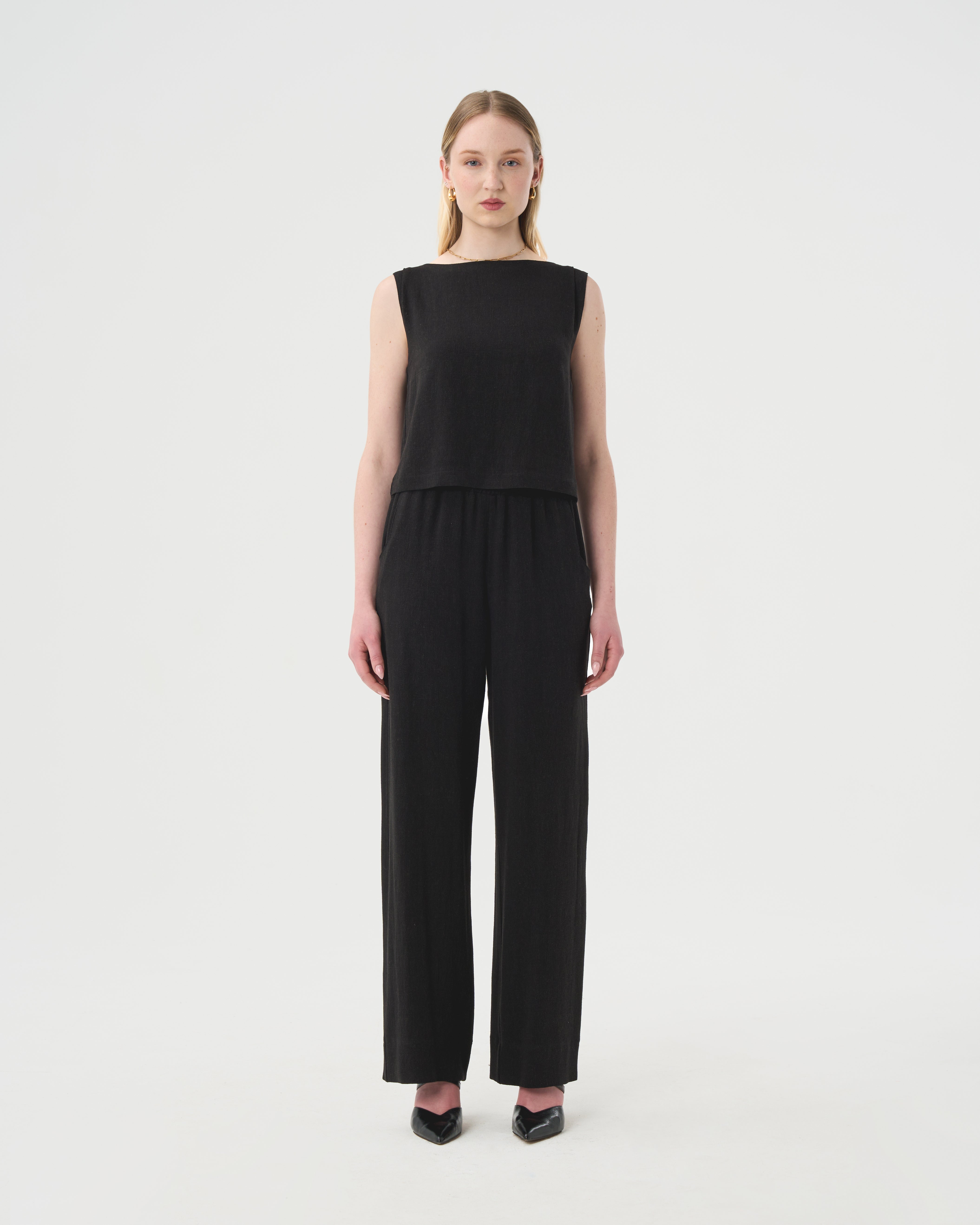 Pantalon et camisole en lin noir pour femme. 