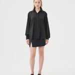Chemise masculine ample pour femme. Chemise et jupe noires en Tencel faits au Québec.