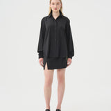Chemise masculine ample pour femme. Chemise et jupe noires en Tencel faits au Québec.