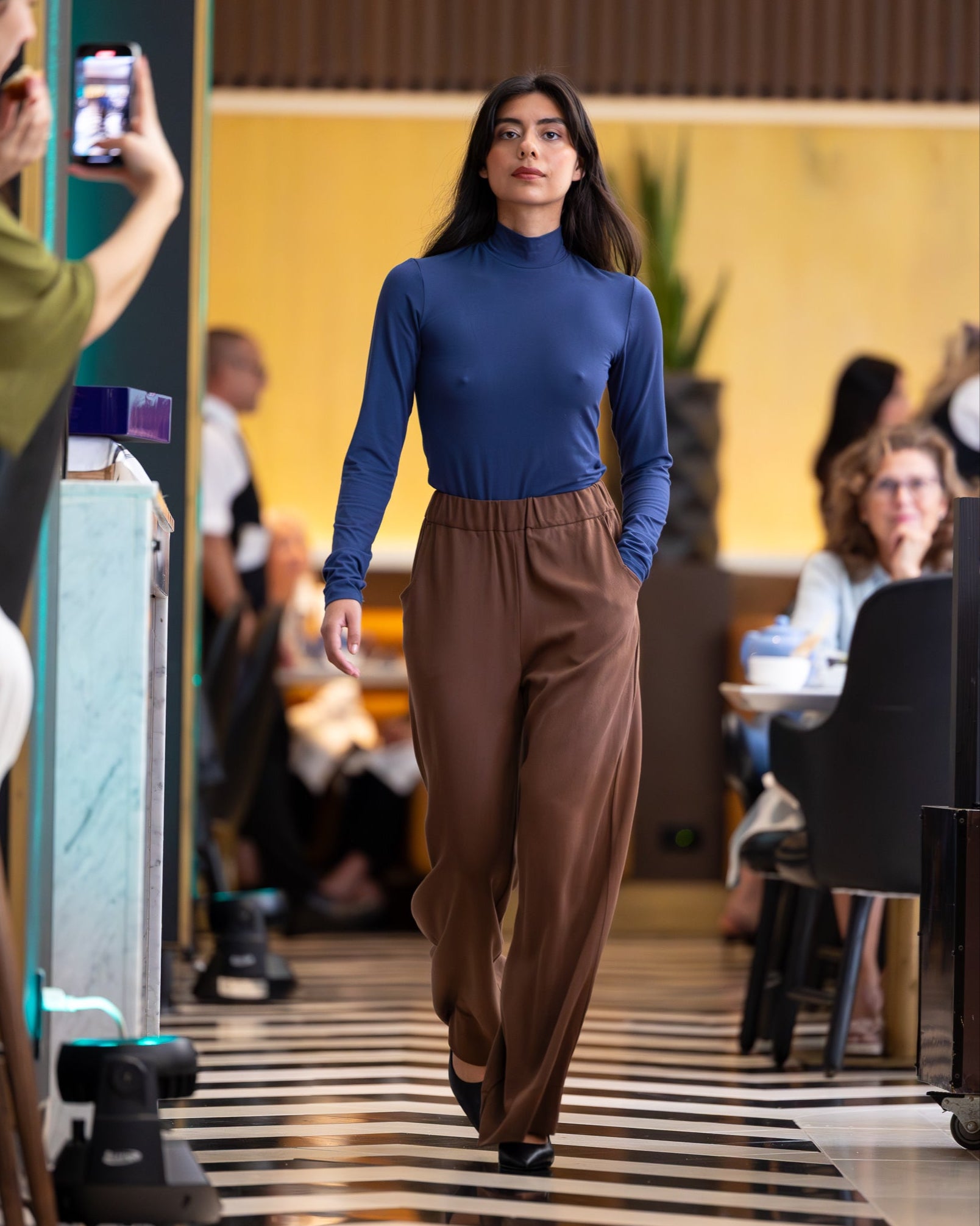 Pantalon ample brun, taille XS. 