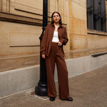 Pantalon brun large à taille haute pour femme.