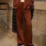 Pantalon brun large à taille haute. 