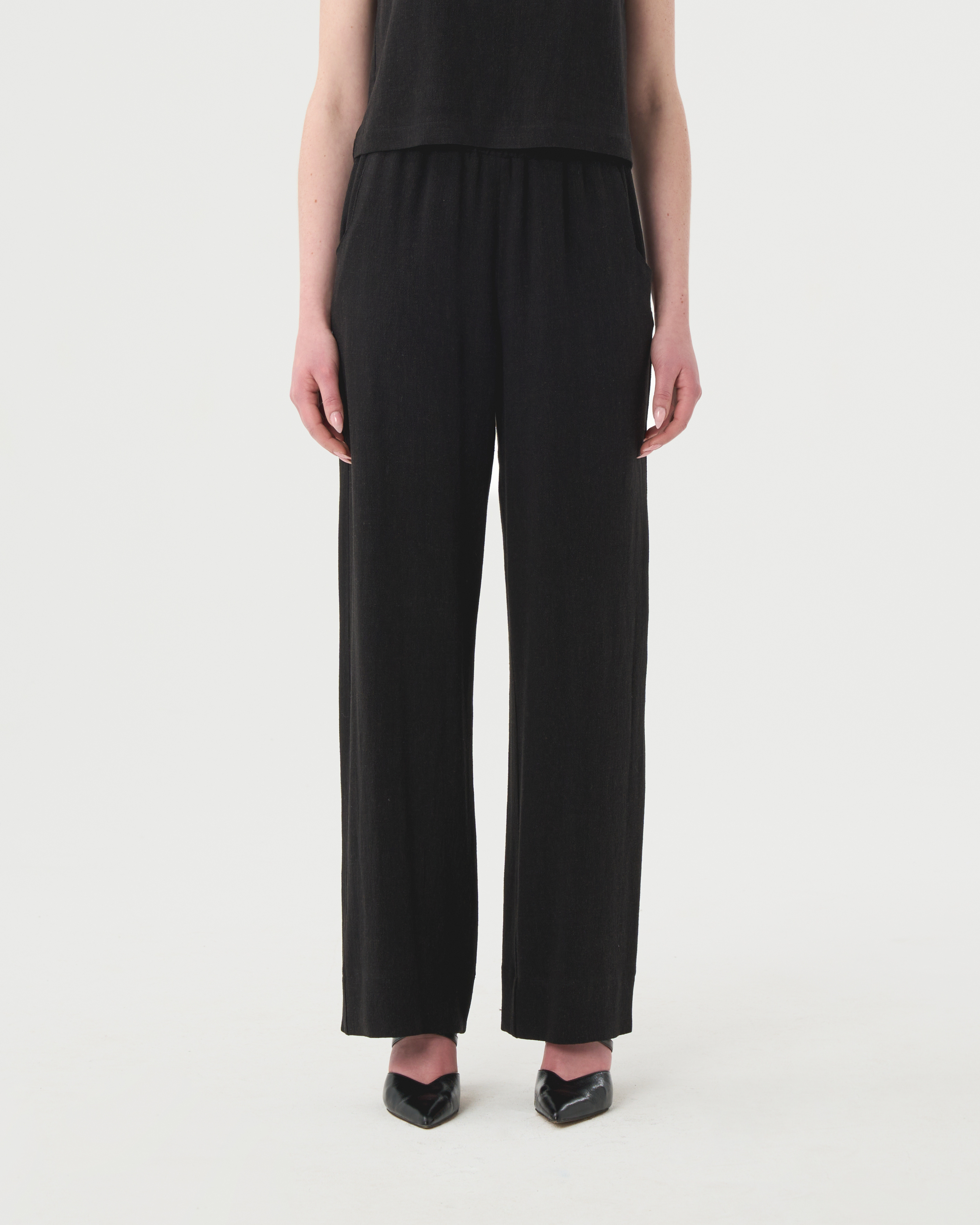 Pantalon en lin noir pour femme.