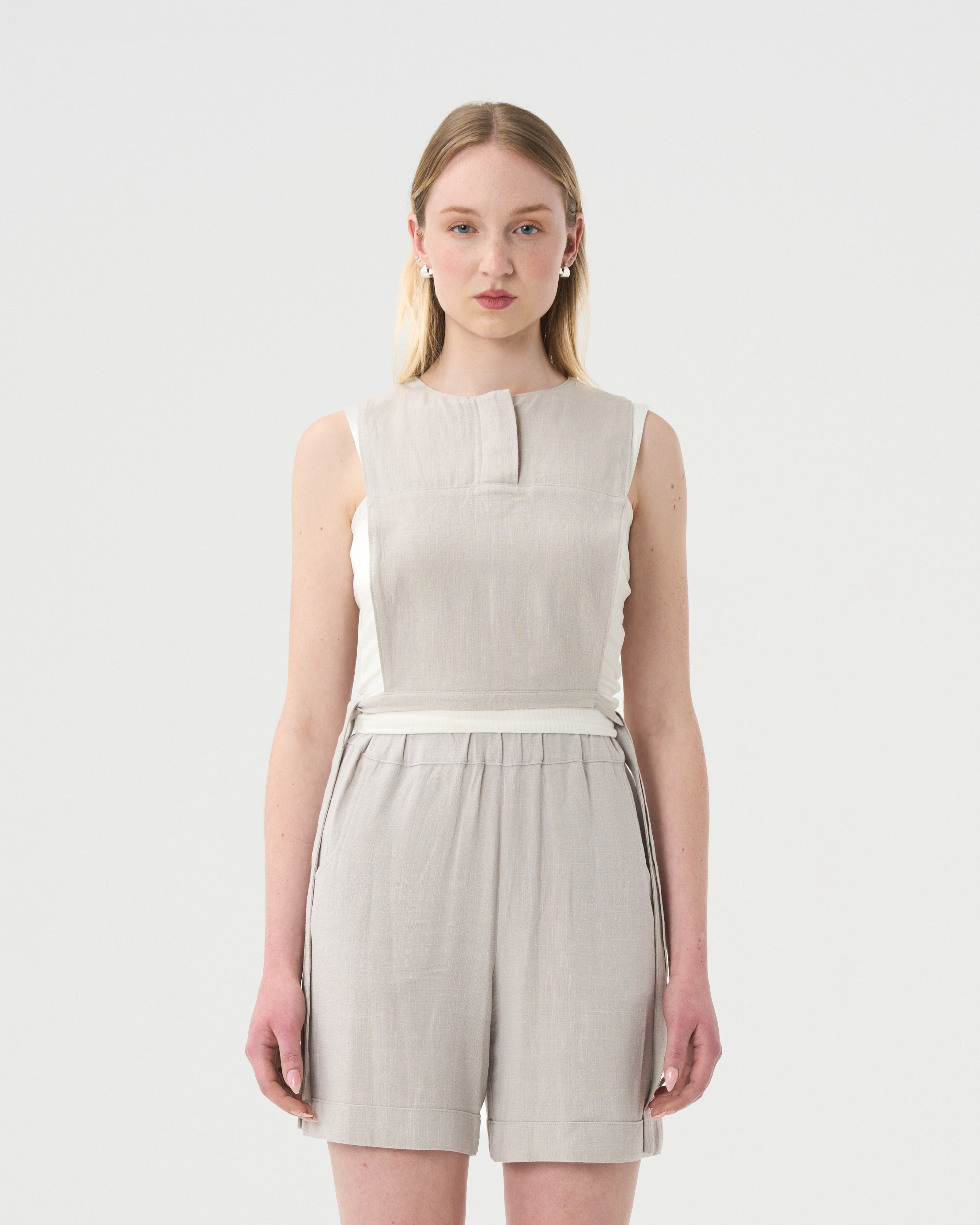 Haut en lin gris pour femme.