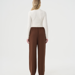 Chandail turtleneck ivoire et pantalon large brun pour femme. Outfit d'automne. Dos.