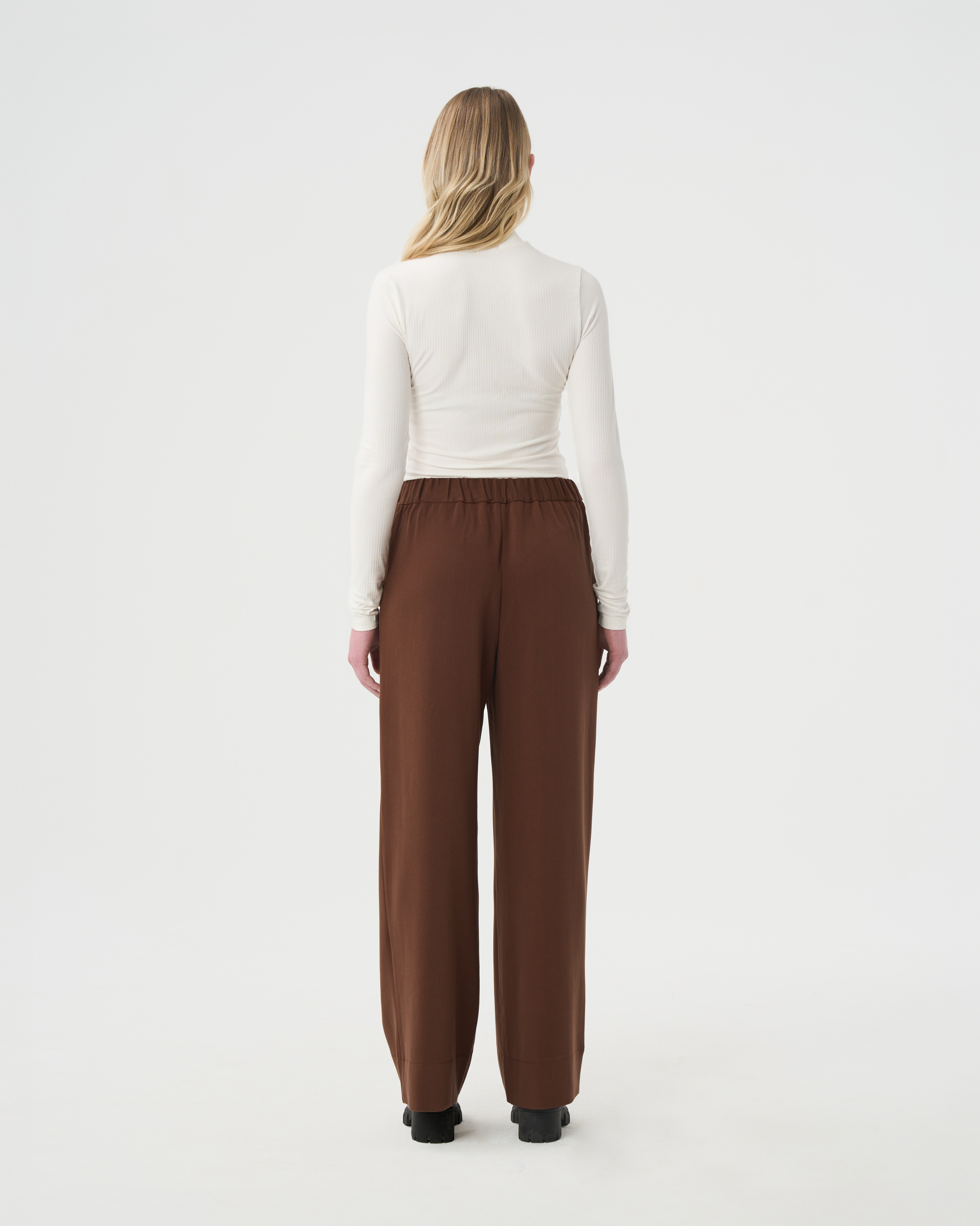 Chandail turtleneck ivoire et pantalon large brun pour femme. Outfit d'automne. Dos.