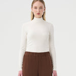 Chandail Turtleneck pour femme blanc ivoire.