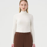 Chandail Turtleneck pour femme blanc ivoire.