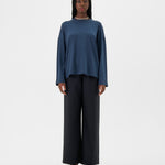 Pantalon ample et droit en laine.