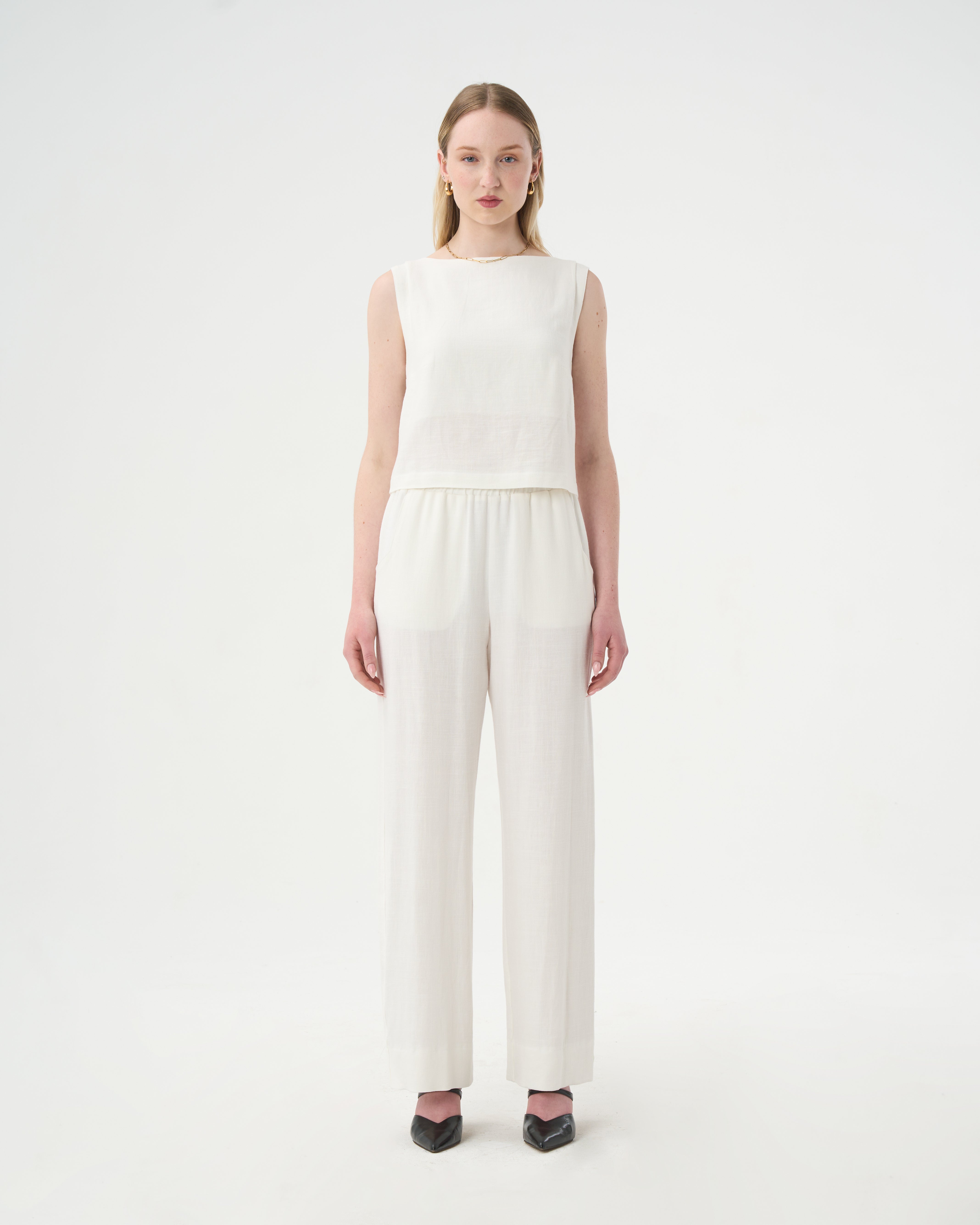 Ensemble d'été en lin blanc pour femme. 