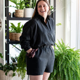 Chemise masculine ample noire pour femme.