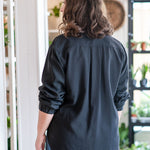 Chemise masculine ample noire de dos portée par la silhouette Sophia (L).