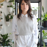Silhouette Gabrielle. Le plastron ajustable fait d'un doux mélange de lin. Disponible en deux couleurs. 
