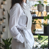 Plastron gris pâle en lin agencé à une chemise blanche et le Bermuda gris pâle. 