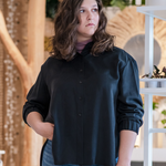 Chemise masculine ample noire pour femme.