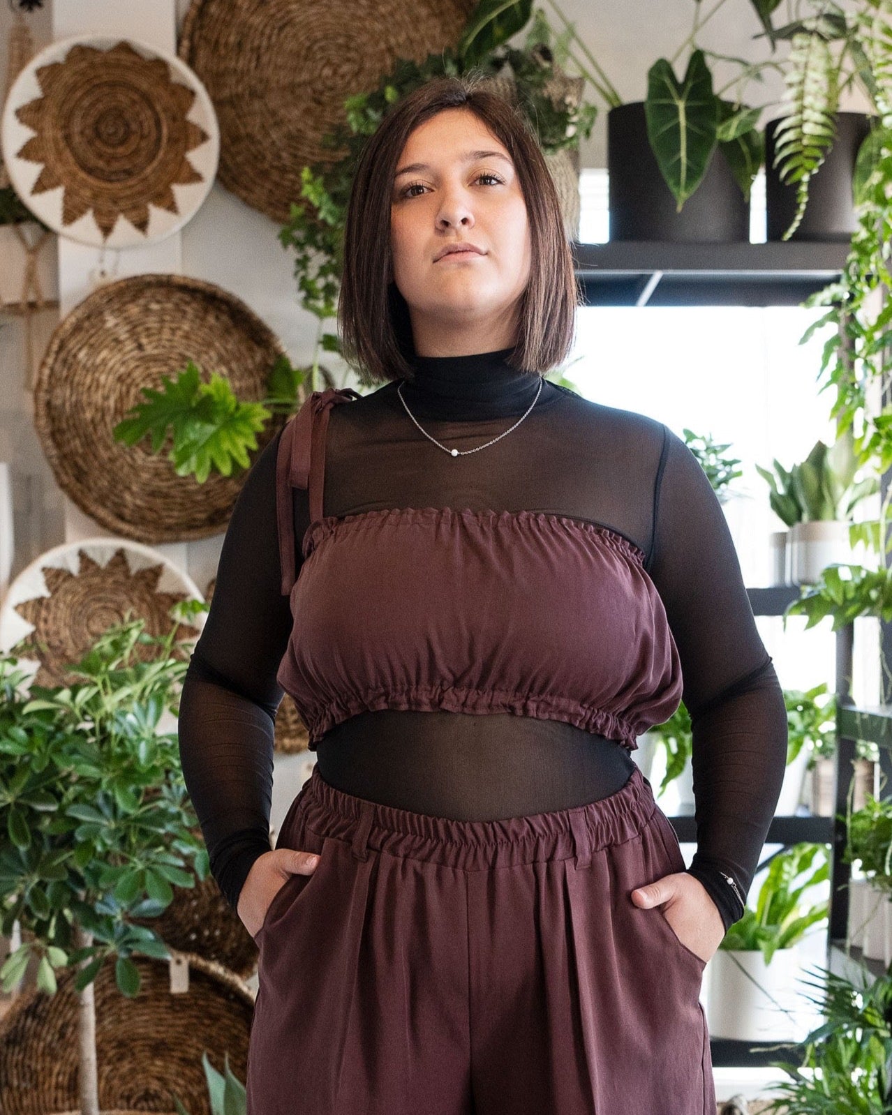 Bandeau plissé prune sur la silhouette SOPHIA. 