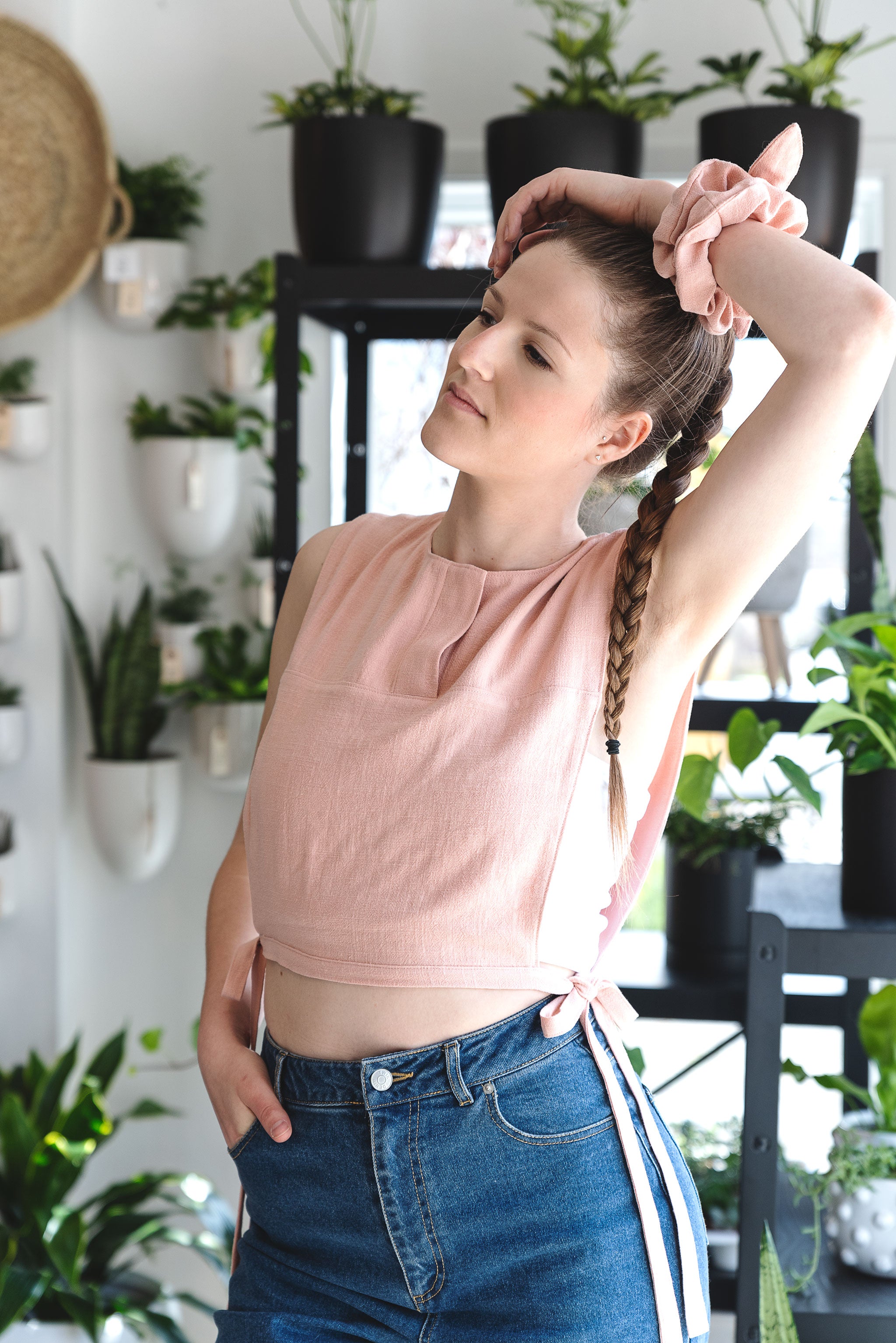 Plastron en lin pêche porté par la silhouette Claudie (M).